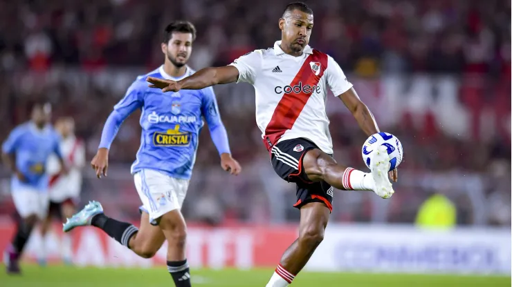 BUENOS AIRES, ARGENTINA – APRIL 19: Salomon Rondon of River Plate controls the ball during the Copa CONMEBOL Libertadores 2023 group D match between River Plate and Sporting Cristal at Estadio Mas Monumental Antonio Vespucio Liberti on April 19, 2023 in Buenos Aires, Argentina. (Photo by Marcelo Endelli/Getty Images)
