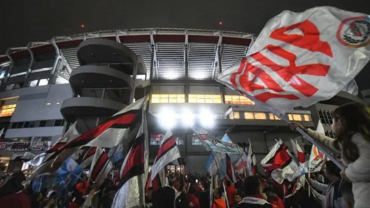 El Monumental se vistió de fiesta con un banderazo histórico en el playón del club.
