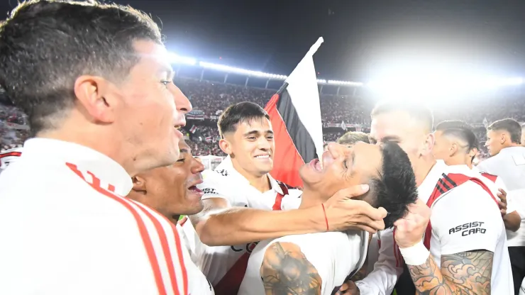 Enzo Pérez celebra junto a Nico De La Cruz y Nacho Fernández.
