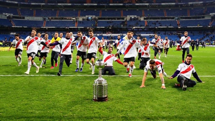 Los jugadores de River se arrojan en el Bernabéu para celebra la Libertadores.