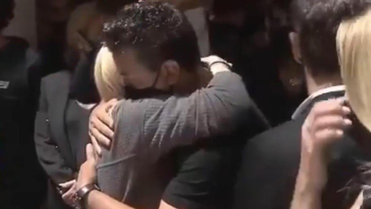 Marcelo Gallardo y el abrazo a Claudia Villafañe en el velatorio de Diego Maradona