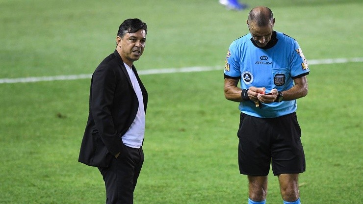 El Muñeco fue expulsado ante Independiente por la última fecha de la Zona Campeonato, pero no fue la primera vez que no terminó el partido en el banco de suplentes.