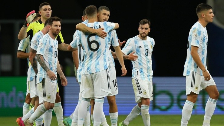 Germán Pezzella y Gudo Rodríguez celebran el triunfo de la Selección Argentina ante Paraguay que la ubicó en los cuartos de final.