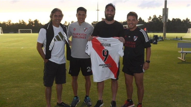 Gonzalo Higuaín estuvo presente en el entrenamiento de River en USA.