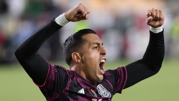El Mellizo marcó su primer gol oficial con la selección mexicana.