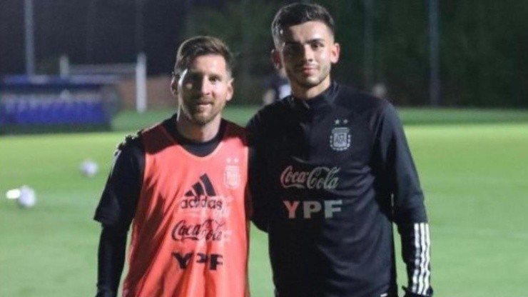 Simón se fotografió con Messi en la Selección Argentina