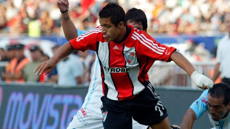 Alexis Sánchez jugó en River entre 2007 y 2008, disputó 31 partidos, marcó 4 goles y se consagró campeón del Clausura 2008.