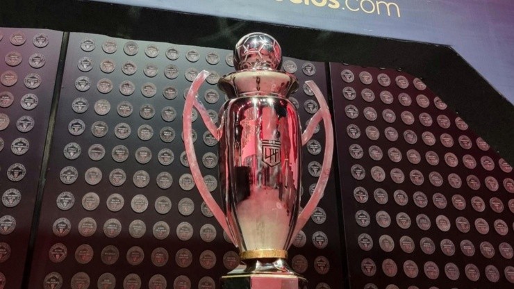 El trofeo de la Liga Profesional luce radiante en el Museo.