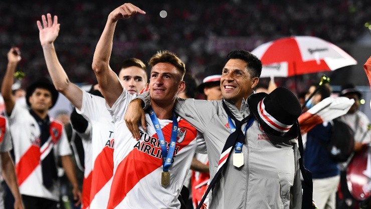 Braian Romero celebra la conquista de la Liga Profesional junto a Enzo Pérez, ambos estarán ausentes el próximo 18 de diciembre ante Colón.