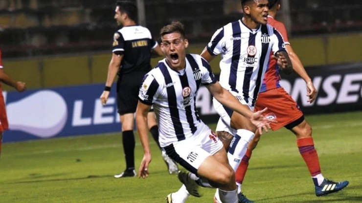 El festejo del ex River al marcar su primer gol con Talleres.