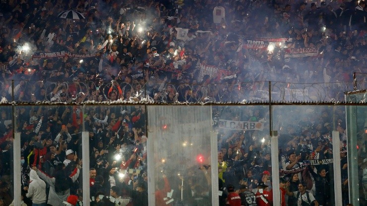 Los hinchas del Millonario estuvieron en riesgo durante el partido en Chile.