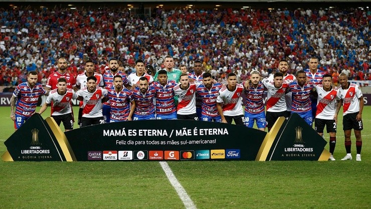 River y Fortaleza posaron juntos en la previa del partido por la cuarta fecha del Grupo F de la Copa Libertadores.