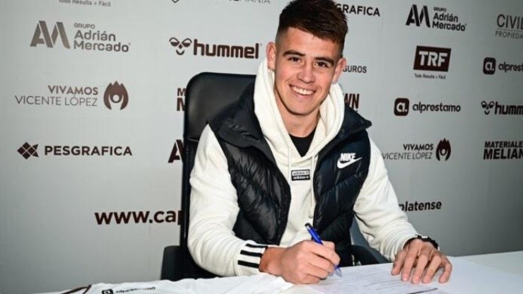 El lateral millonario firmó contrato con su nuevo club por una temporada.