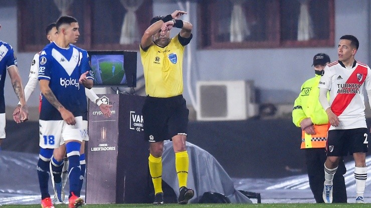 El chileno Tobar, luego de la charla con los brasileños del VAR, anuló el gol de Matías Suárez.