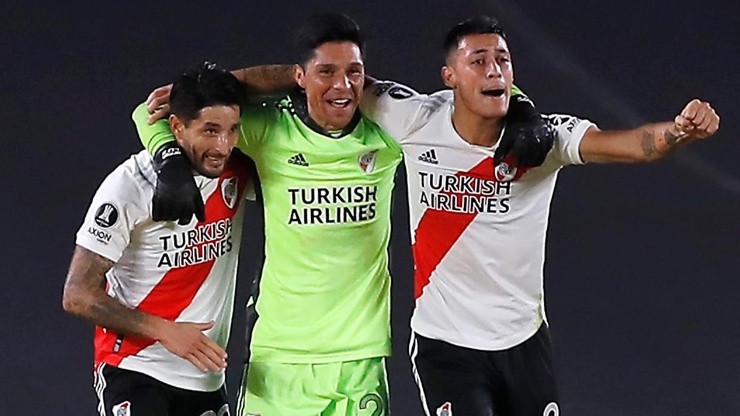Milton Casco, Enzo Pérez y Tomás Lecanda celebran la increíble victoria ante Santa Fe por la Libertadores 2021.