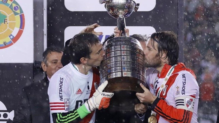 El momento sublime en el que Cavenaghi y Barovero levantan la Copa en el 2015.