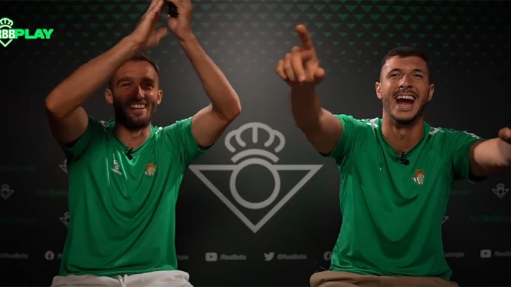 Germán y Guido, como dos hinchas más de River en plena entrevista en España.