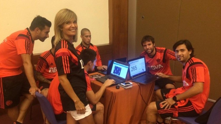 Sandra Rossi en plena tarea con los jugadores, en el primer año de trabajo junto a Gallardo.