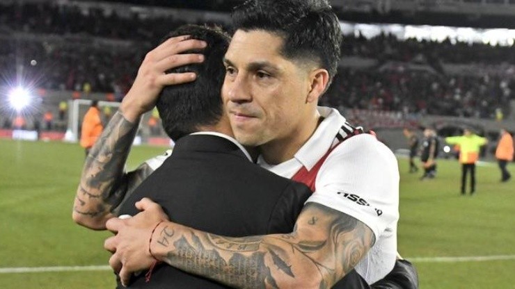 El abrazo del Muñeco y Enzo Pérez, dos emblemas del ciclo más exitoso de la historia.