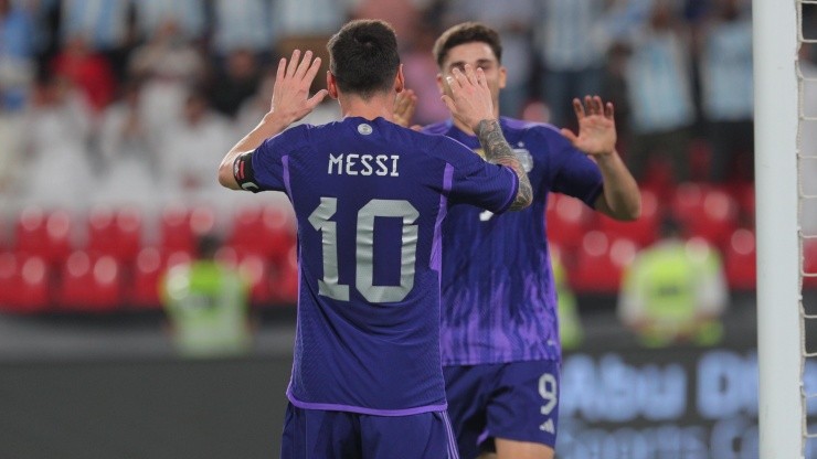 Messi picó en una contra y se la sirvió a Julián para que definiera y pusiera el 1-0.