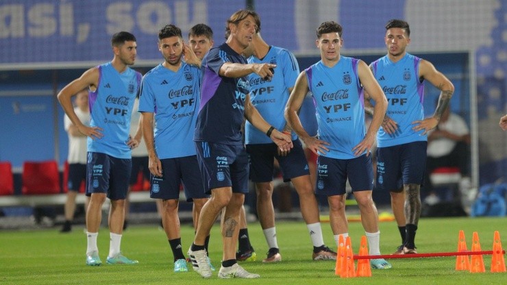 La Selección Argentina se prepara para enfrentar a Polonia en otro partido clave.