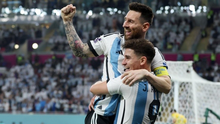 El abrazo de Messi y Julián para el triunfo de Argentina y para un nuevo acierto del CM de River.