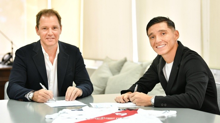 La firma del contrato de Matías Kranevitter, que pegó la vuelta al Más Grande luego de 8 años.