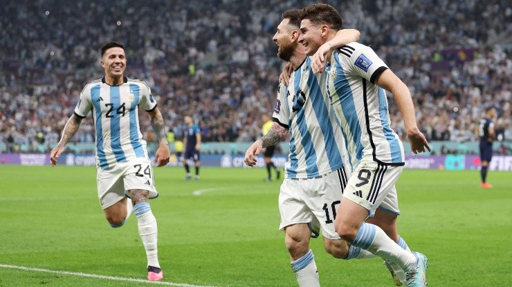 Enzo y Julián celebrando junto a Messi: los pibes de River son las grandes figuras de este Mundial