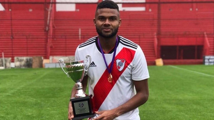 El defensor colombiano rescindió contrato con River y jugará en su país natal