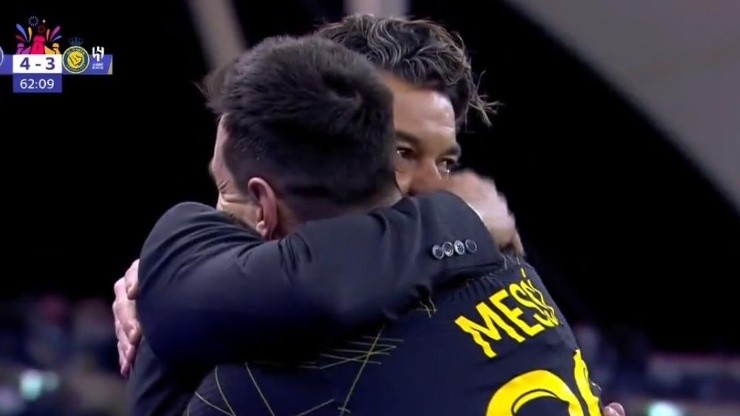 El emotivo abrazo que se dieron el Muñeco y Lionel en el medio del partido.
