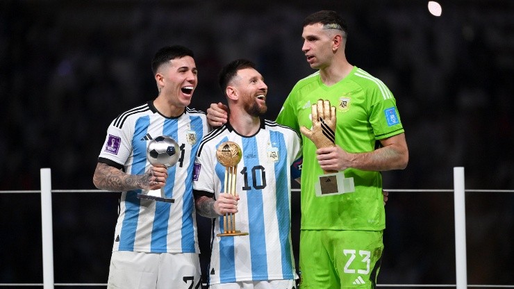 Enzo Fernández, Lionel Messi y Emiliano Martínez tras la final del Mundial.