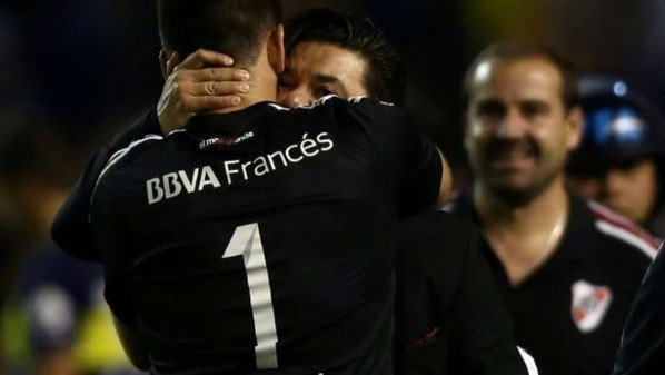 Gallardo abraza Batalla tras la victoria ante Boca por 3 a 1, en 2017.