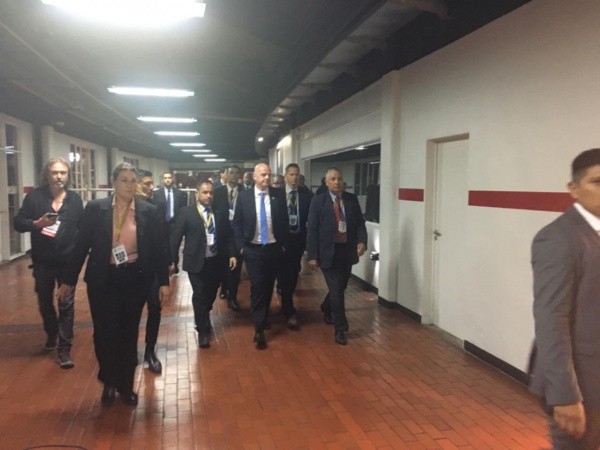 Gianni Infantino, rumbo a una reunión con D’Onofrio, Angelici y Domínguez. (Foto: LPM)