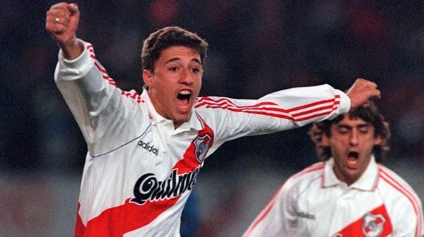 Crespo jugó en River entre 1993 y 1996, obteniendo la Copa Libertadores en el último año.