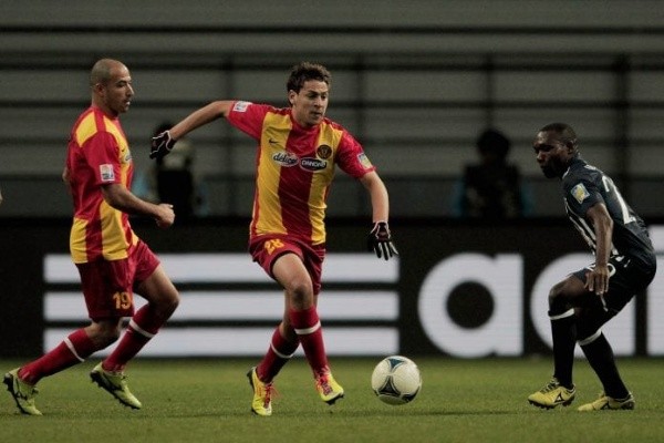 La camiseta de Espérance tiene tonos cálidos.