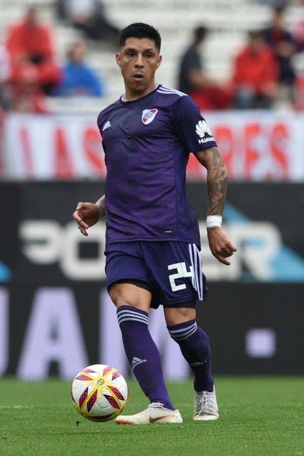 EnzoPérez jugando ante San Martin, de San Juan, con la camiseta violeta.