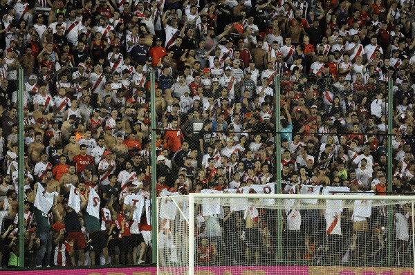 Los hinchas colgaron remeras con letras: “Los trapos no matan”. (FOTO: Getty).