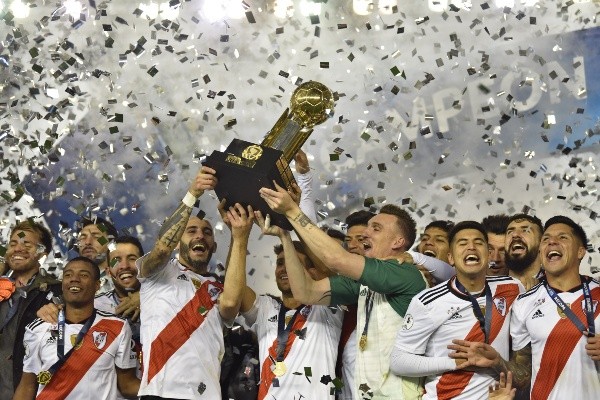 Pinola levantando la Recopa junto a Ponzio, Armani y todo River.
