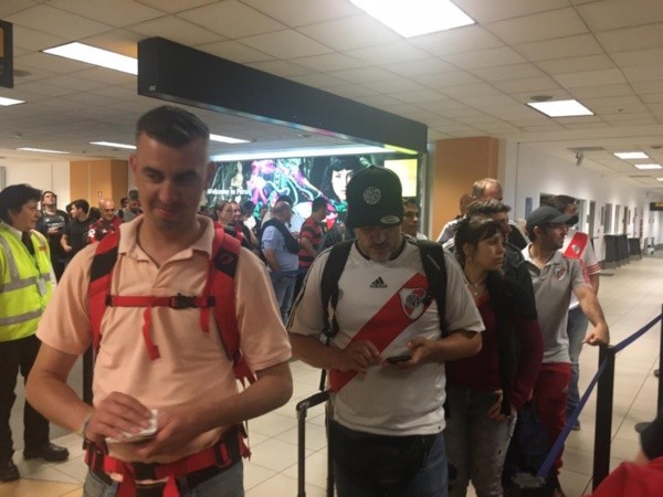 Los hinchas del Más Grande, esperando para que le sellen el pasaporte. Los hinchas del Más Grande, esperando para que le sellen el pasaporte.