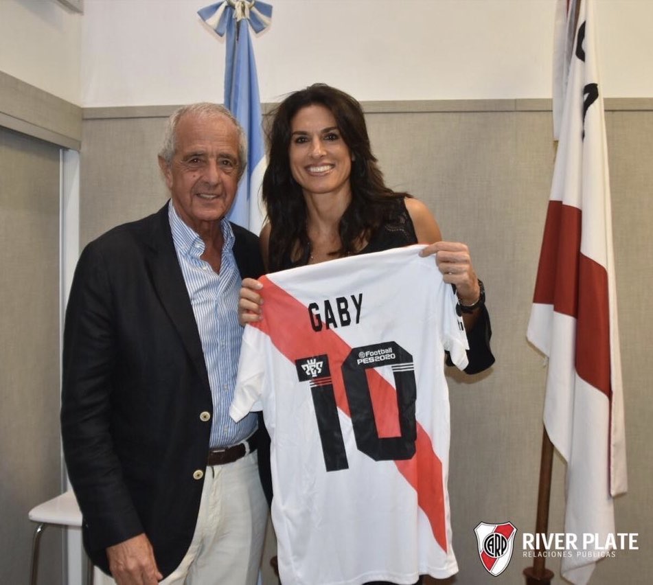 El presidente Rodolfo D’Onofrio le obsequió a Sabatini una camiseta del club (Prensa River)