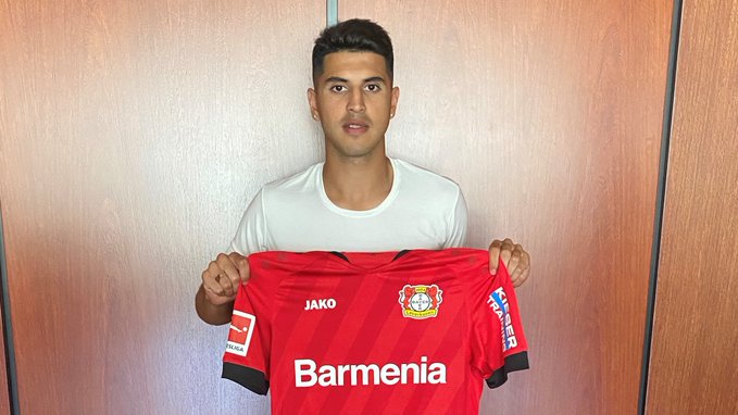 Pala ya posó con su nueva camiseta a partir del 2020 (@bayer04fussball)