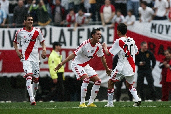 El Tucu, en un festejo junto a Ramiro Funes Mori y Daniel Villalva. El Tucu, en un festejo junto a Ramiro Funes Mori y Daniel Villalva.