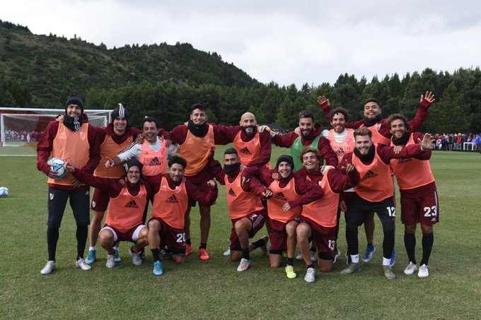 Parte del plantel a pura sonrisa en tierras neuquinas (Prensa River)