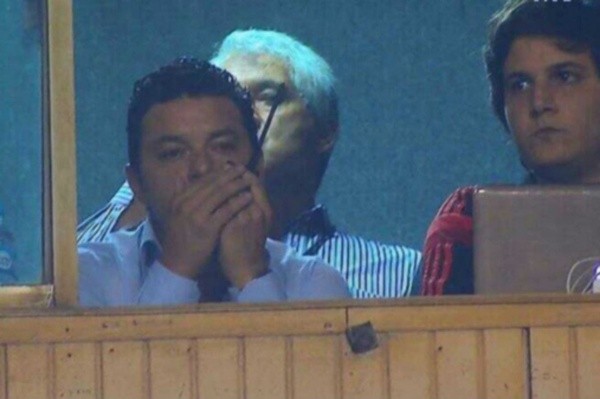 Mirando el partido desde un palco, luego de una de sus suspensiones en Copa Libertadores (Captura)