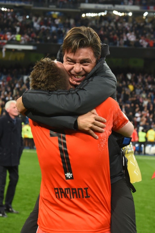 Abrazo eterno con Armani, uno de los héroes de aquella Libertadores, en la capital española (Archivo)