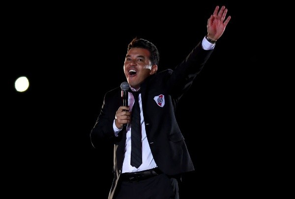 Con micrófono en mano en el Monumental cantando con los hinchas, en los festejos de la Libertadores frente a Boca (Getty)