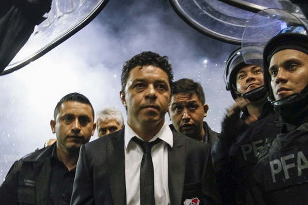 Saliendo hacia el túnel de la Bombonera durante la noche del gas pimienta (Archivo)