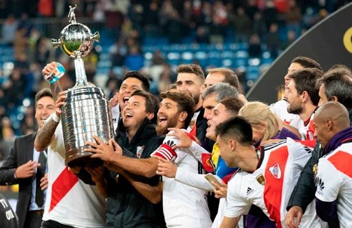 Levantando la Libertadores en Madrid junto a Ponzio y Maidana (Getty)