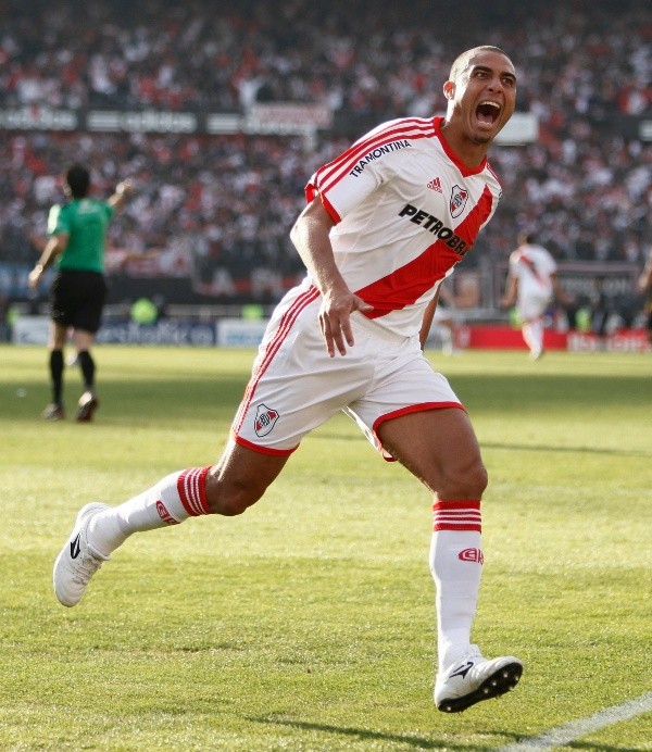 Trezeguet, quien llegó como refuerzo para la segunda rueda, el autor de los dos goles que aseguraron el título. Trezeguet, quien llegó como refuerzo para la segunda rueda, el autor de los dos goles que aseguraron el título.