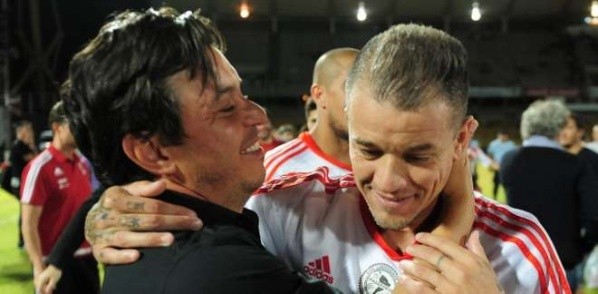 El abrazo de D’Alessandro y Gallardo luego de la consagración en la Copa Argentina (Prensa River)